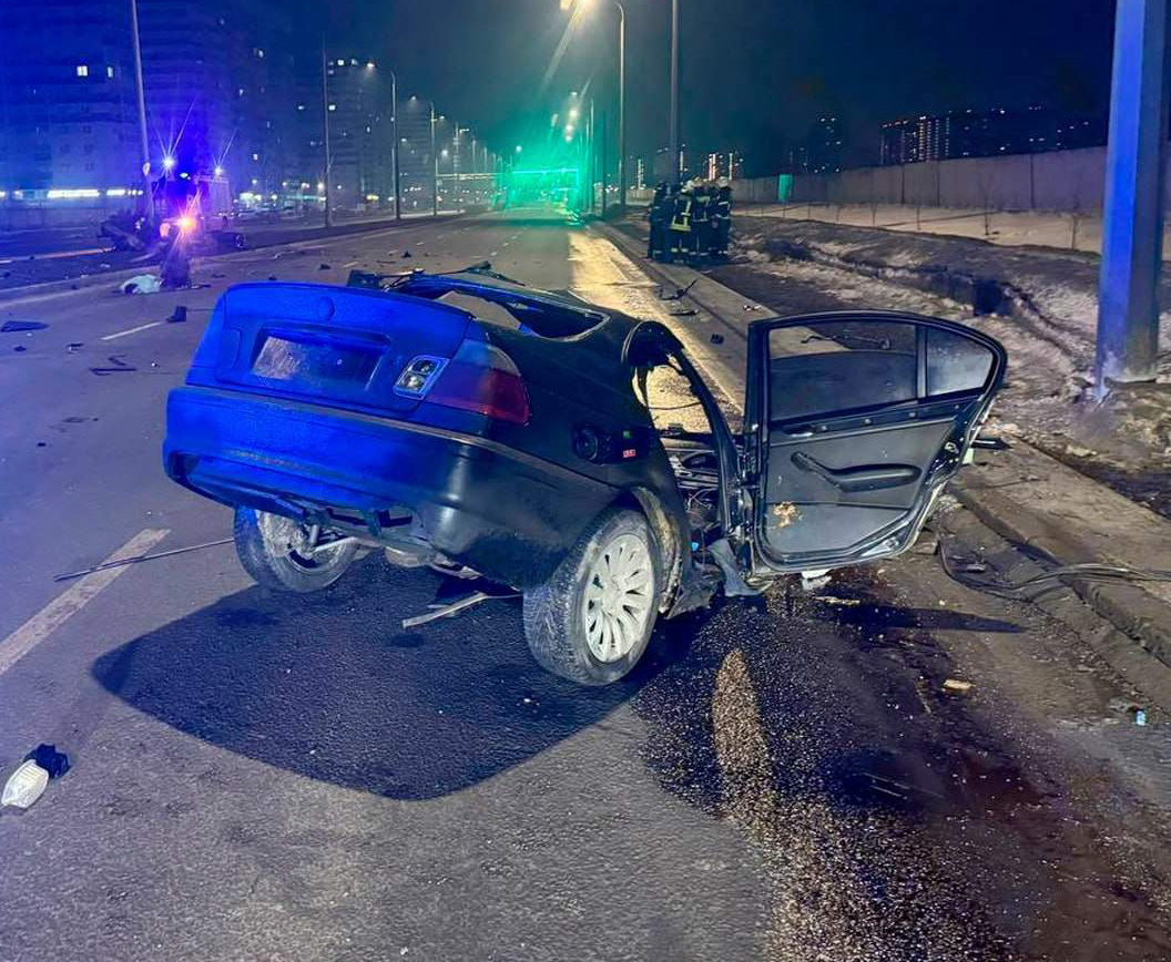 Yoldan çıxıb işıq dirəyinə çırpılan “BMW” iki yerə bölündü