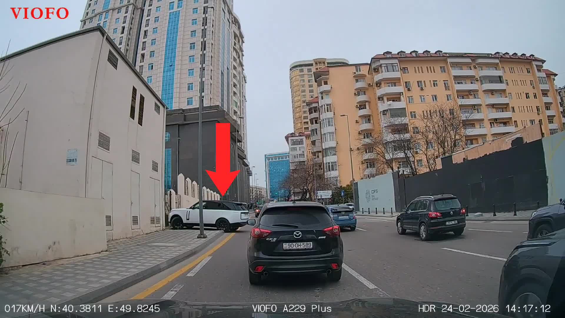 Maşını girişdə və səkidə park edib hərəkətə çətinlik yaratdı