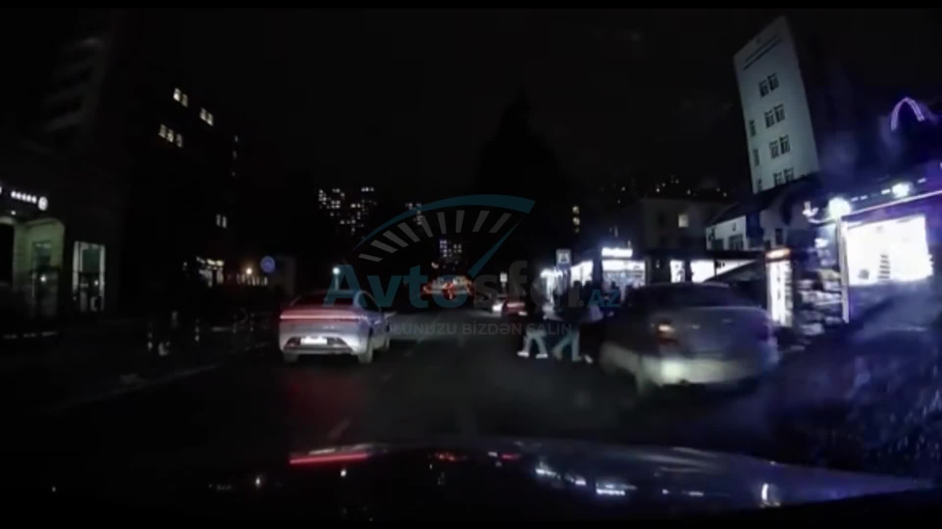 Yolu kor-koranə keçən qadın qəzadan son anda xilas oldu