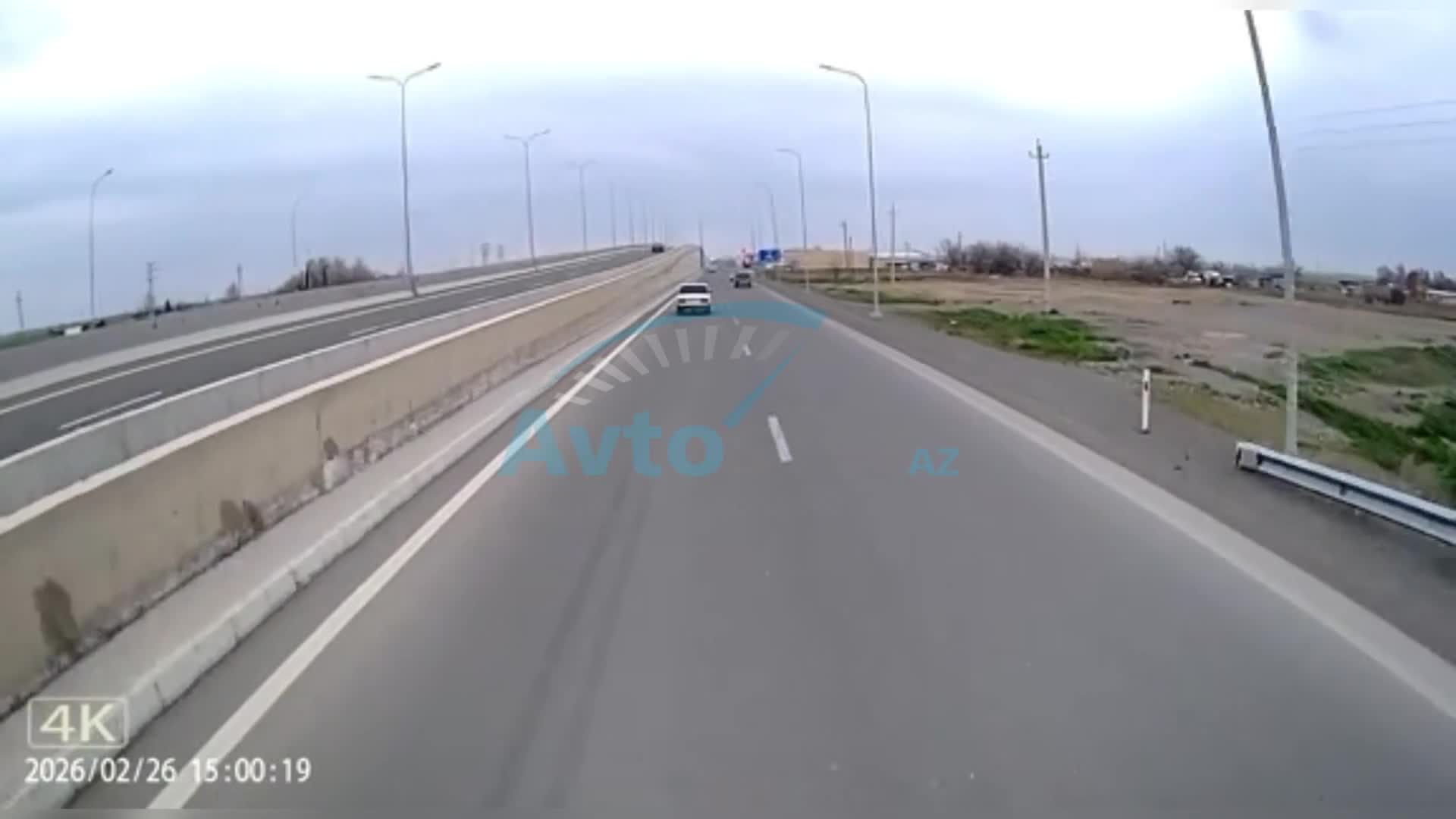 Sol zolaqda dayanan sürücü yolu kəsib sərnişini riskə atdı