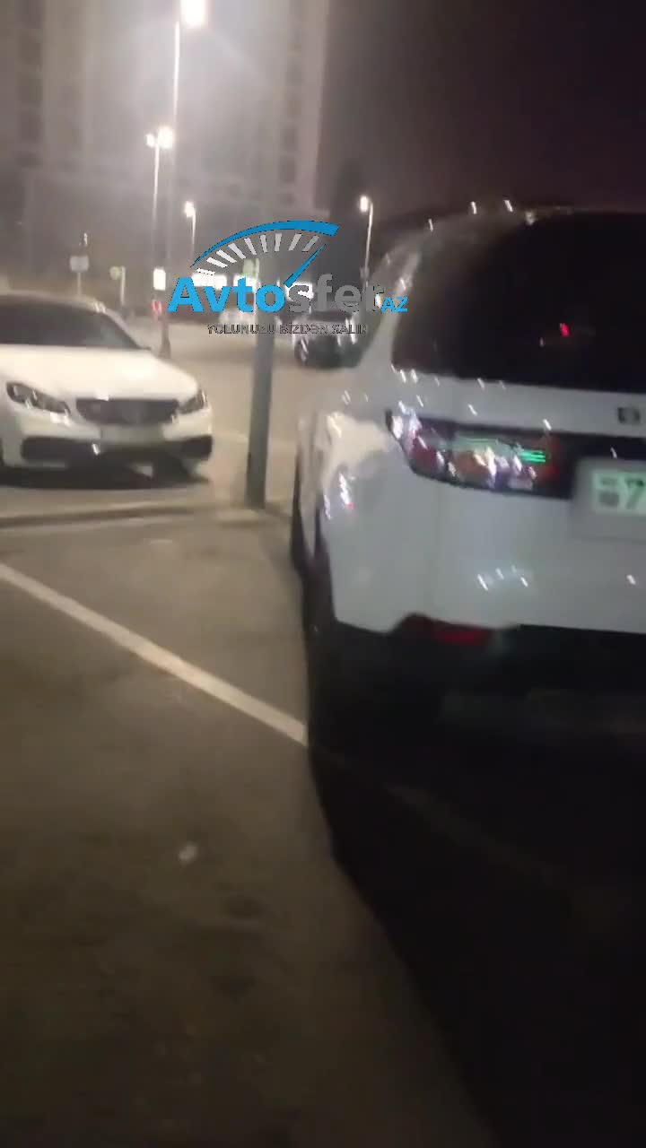 Məsuliyyətsiz sürücü parkinqdə 3 maşının yerini zəbt etdi