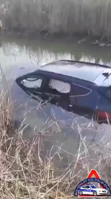  idarəetmədən çıxan avtomobil su kanalına aşdı