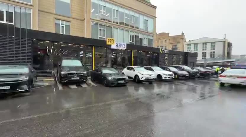 Maşın alverçiləri parkinqi zəbt etdi