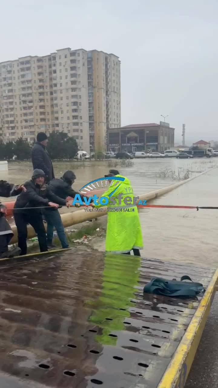 Abşeronda suya batan maşını polislər çıxardı