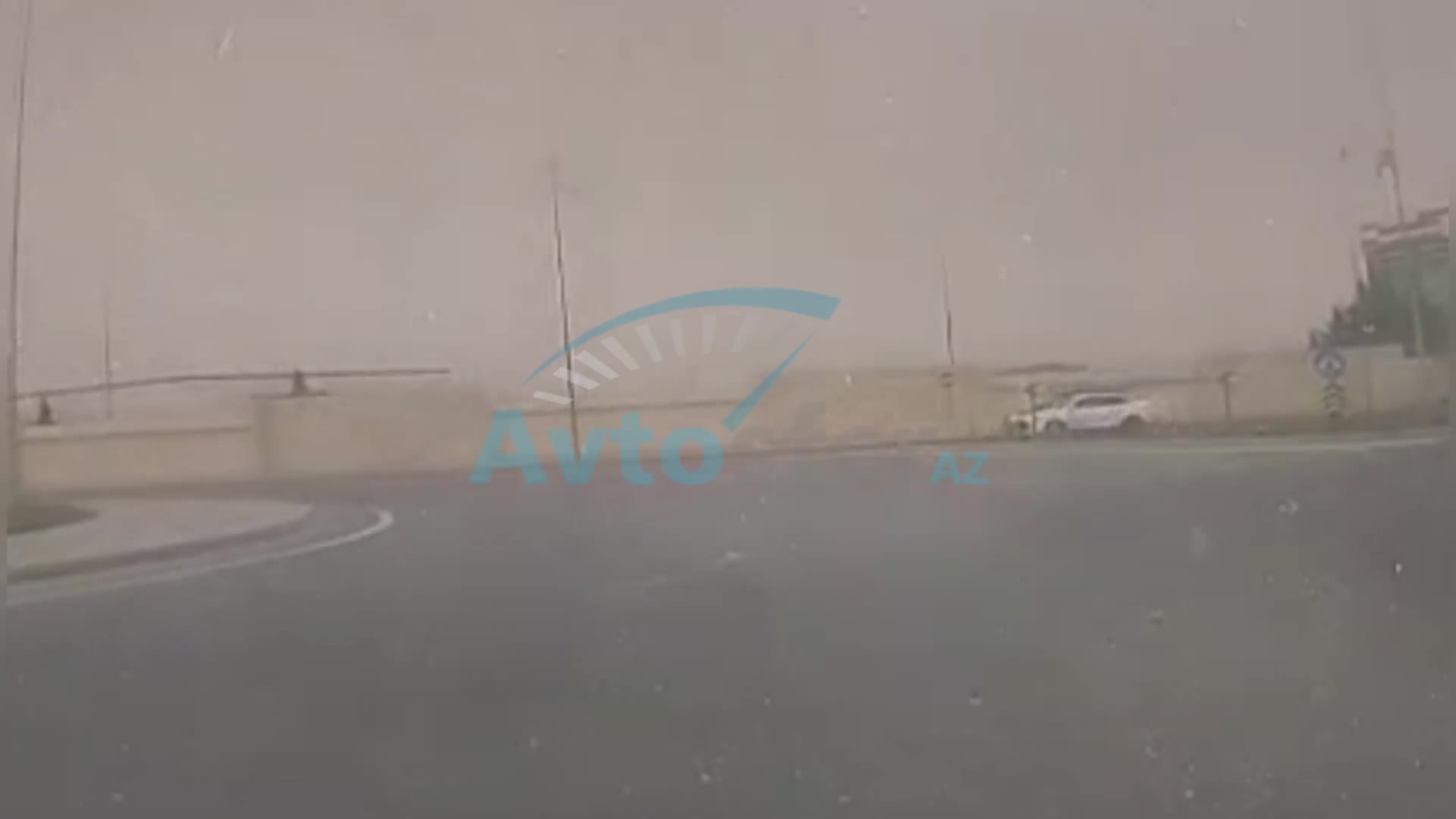 Dairəni necə gəldi tərk edən qadın sürücü təlim maşınını vurdu 