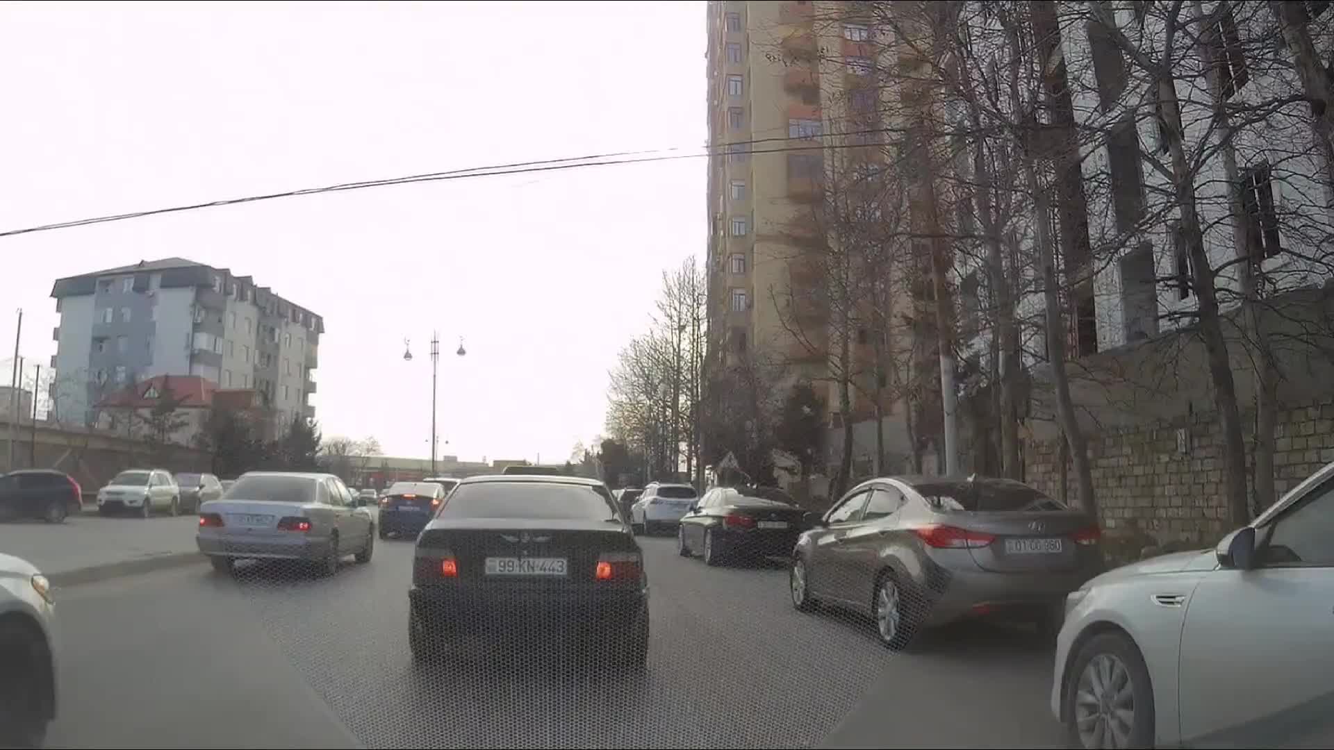 Yüngül qəzanı yolun ortasında həll edə bilməyən sürücülər