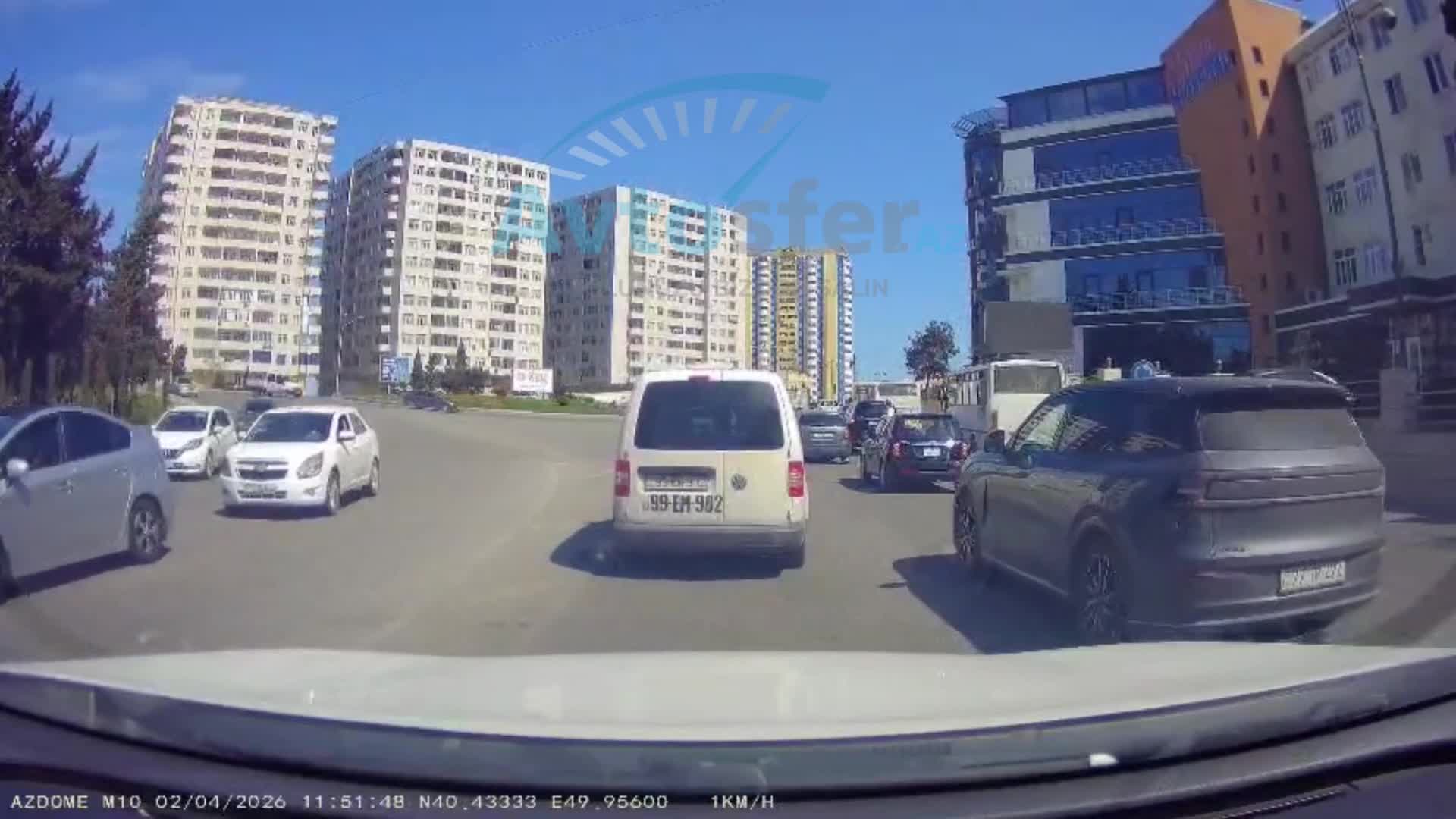 “BMW” ilə sürücünün yolunu kəsərək təhqir etdi  