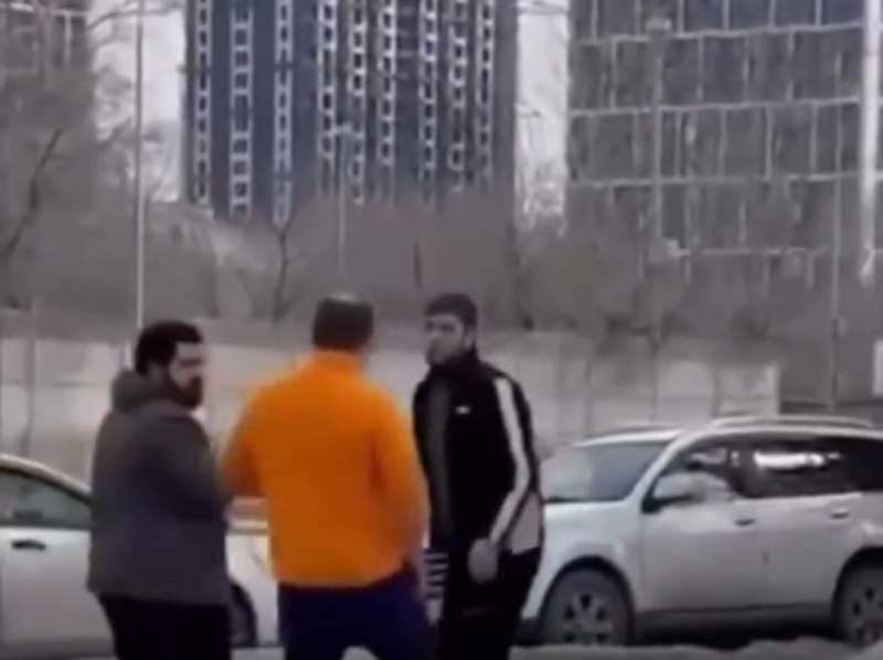 Qadın avtomobili səkidə ər-arvadın üzərinə sürüb, kişini döydürdü