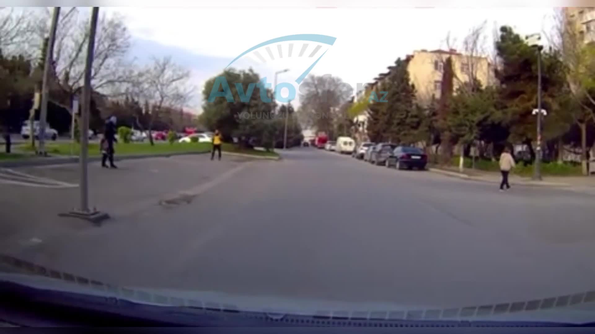 İşıqforu saymayan qadın avtomobil yaxınlaşarkən yolu keçdi