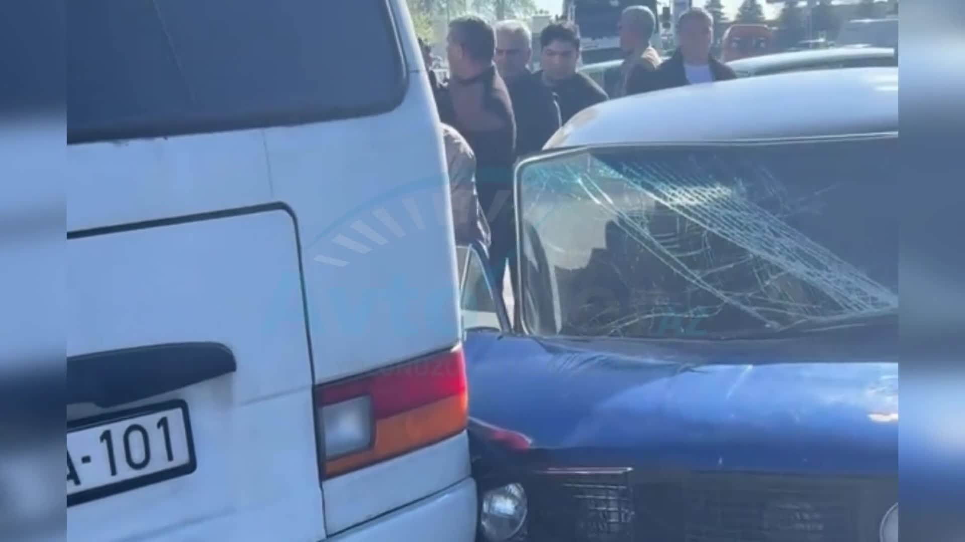 Göyçayda avtobus “VAZ”la toqquşdu 