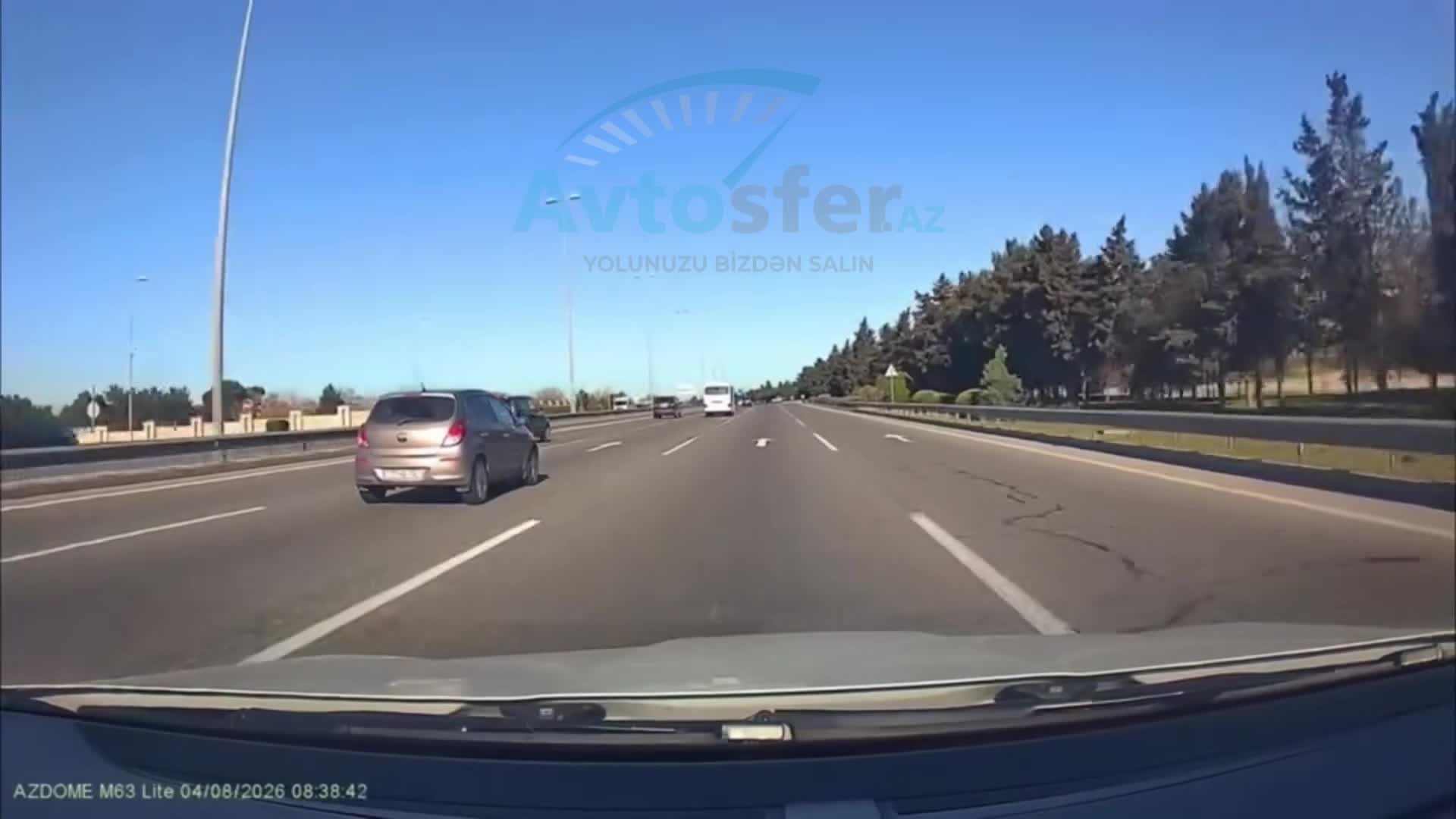 Ara küçədən yola çıxan diqqətsiz sürücü qəza təhlükəsi yaratdı