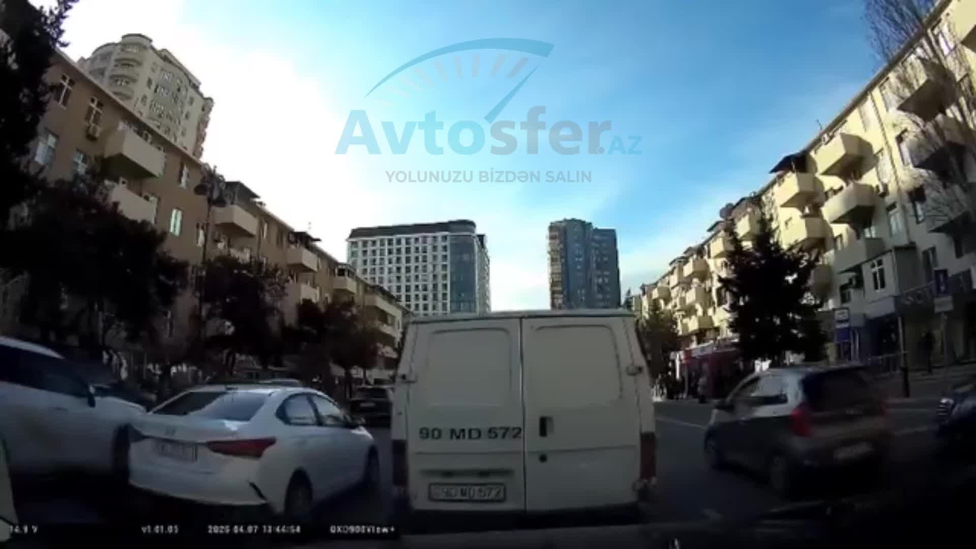 Tıxacda təhlükə yaradan sürücü şikayətçiyə hücum çəkdi