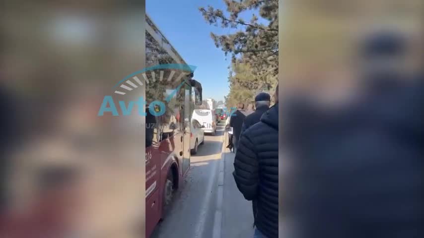Avtobuslar tıxacda qalıb