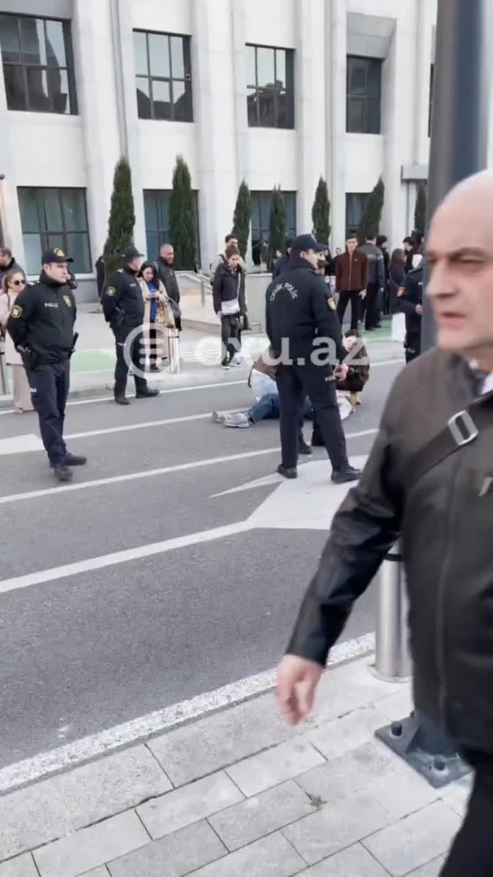 Metronun qarşısında qadını skuter vurdu