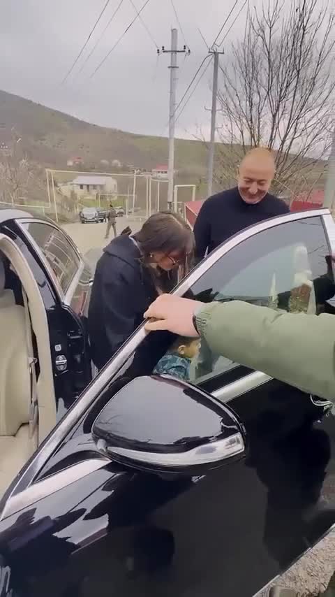 Mehriban Əliyeva əsl "KamAZ" hədiyyə etdi