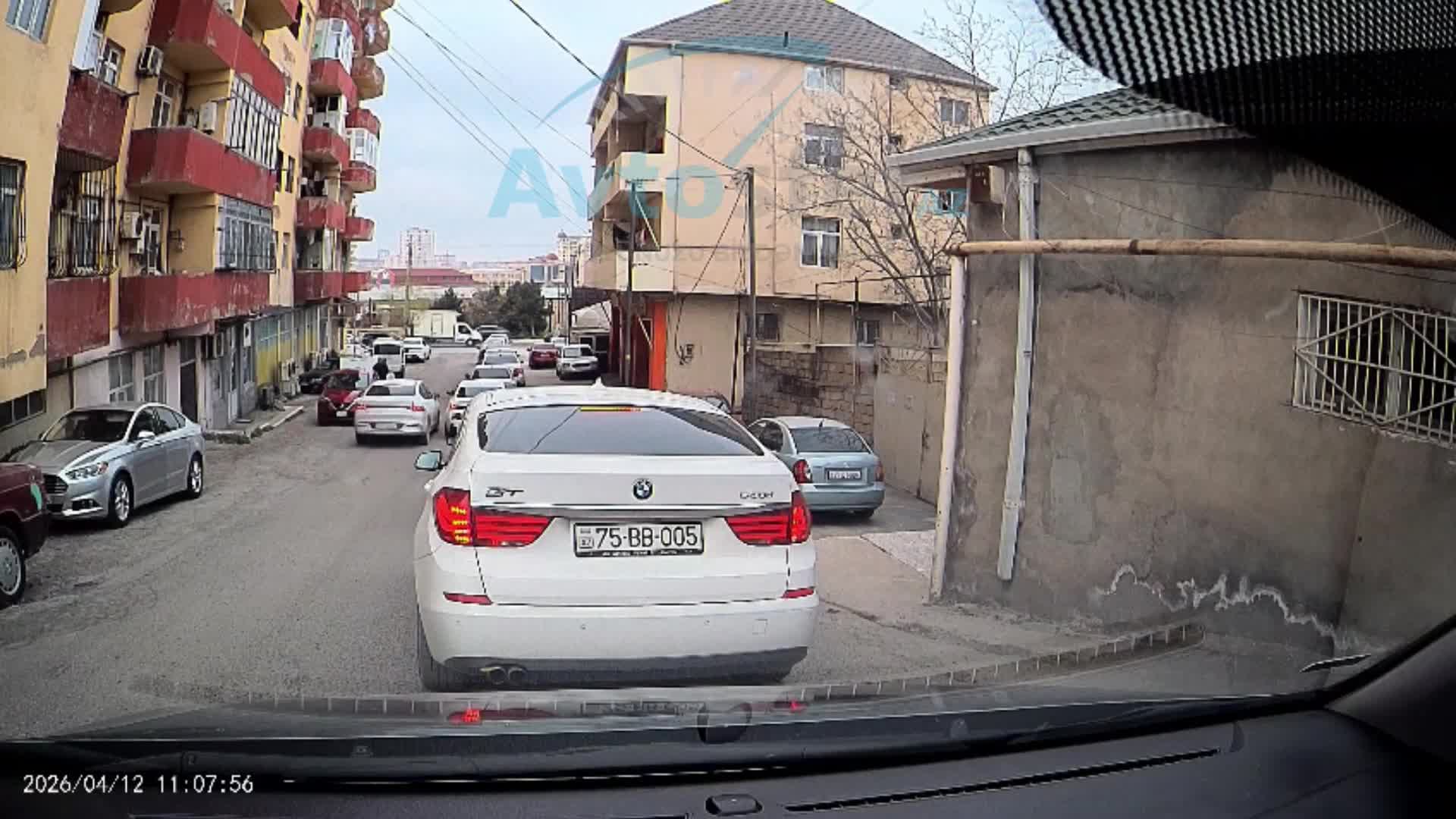 Sürücü əks yola çıxıb qırmızı işıqda keçdi