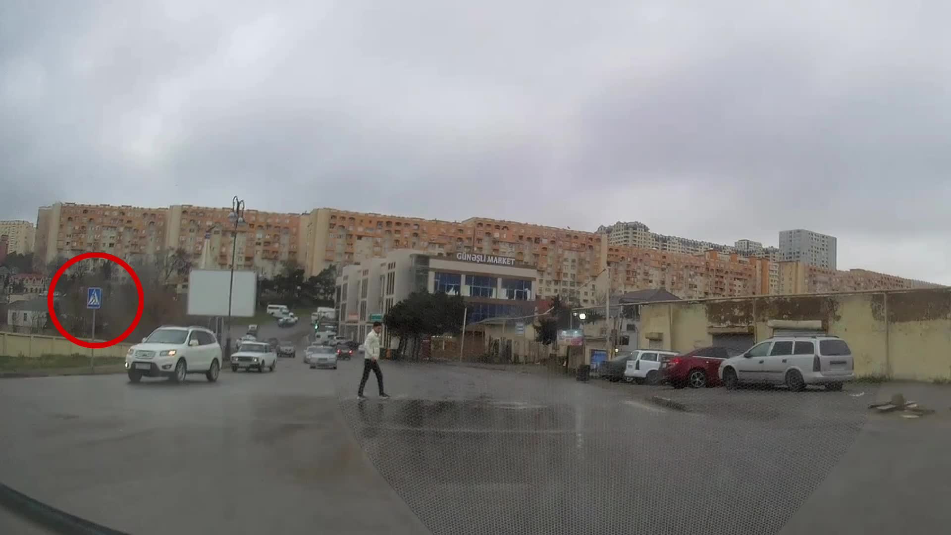 Yolun bir tərəfində nişan var, digər tərəfində isə yox