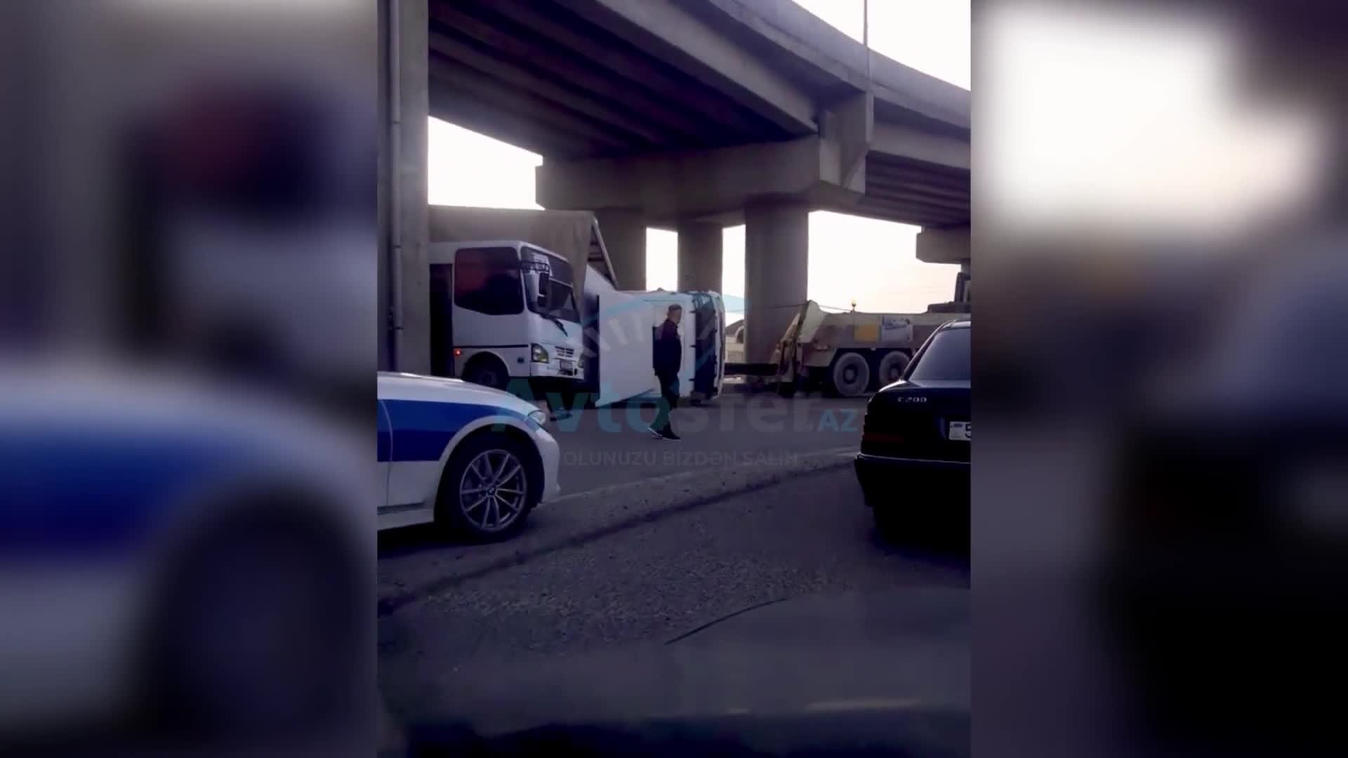 Sulutəpə dairəsində qəza: Yük maşını aşıb avtobusa çırpıldı