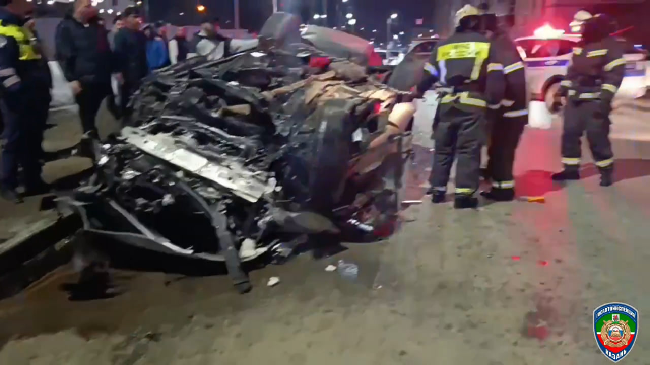 “Lexus” beton arakəsmələri dağıdıb 8 maşını əzdi