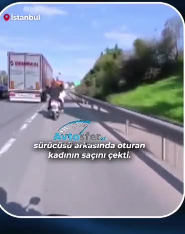 Motosiklet sürücüsü sərnişinin saçını dartdı