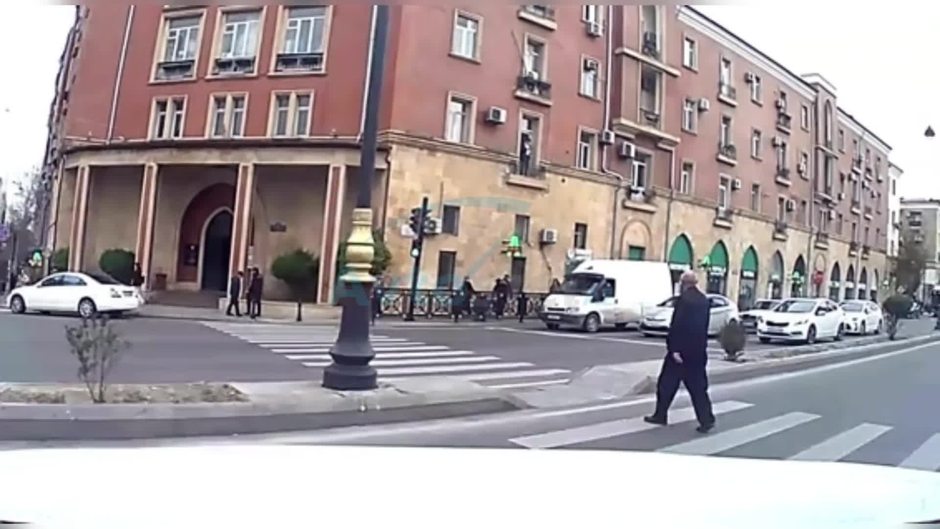 Avtobusun önündən yola atılan gənc qız faciədən son anda qurtuldu