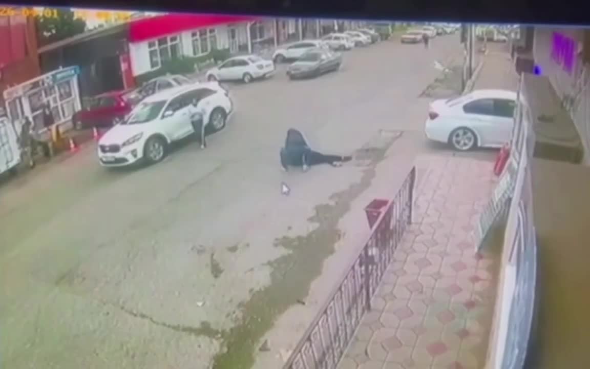 Gənc qadın sürücü ağır yol qəzasına səbəb oldu 