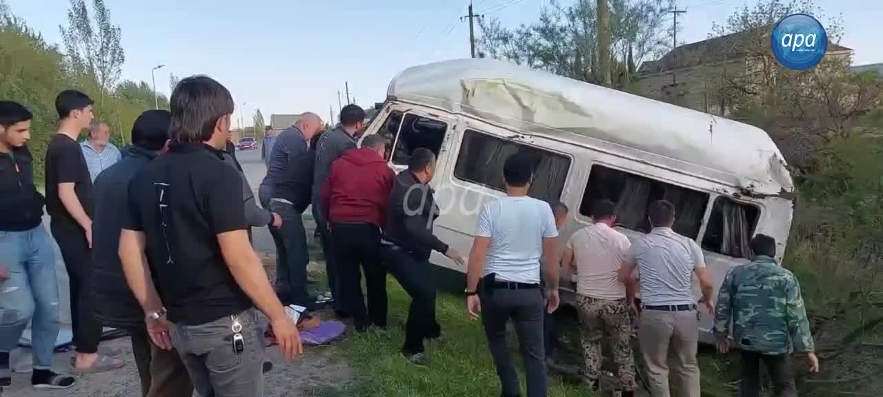 Sabirabadda şagirdləri daşıyan mikroavtobus aşıb