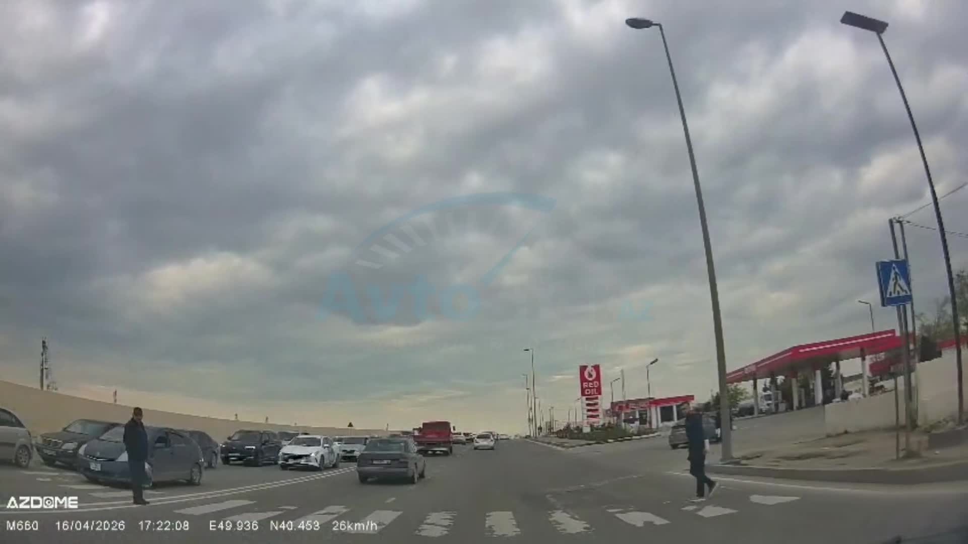 Keçiddə dayanmayan sürücülər piyadaları təhlükə ilə üz-üzə qoydu