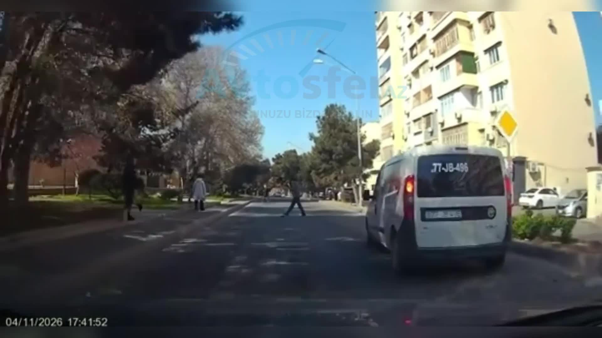 Piyada maşına çırpılmaqdan son anda qurtuldu