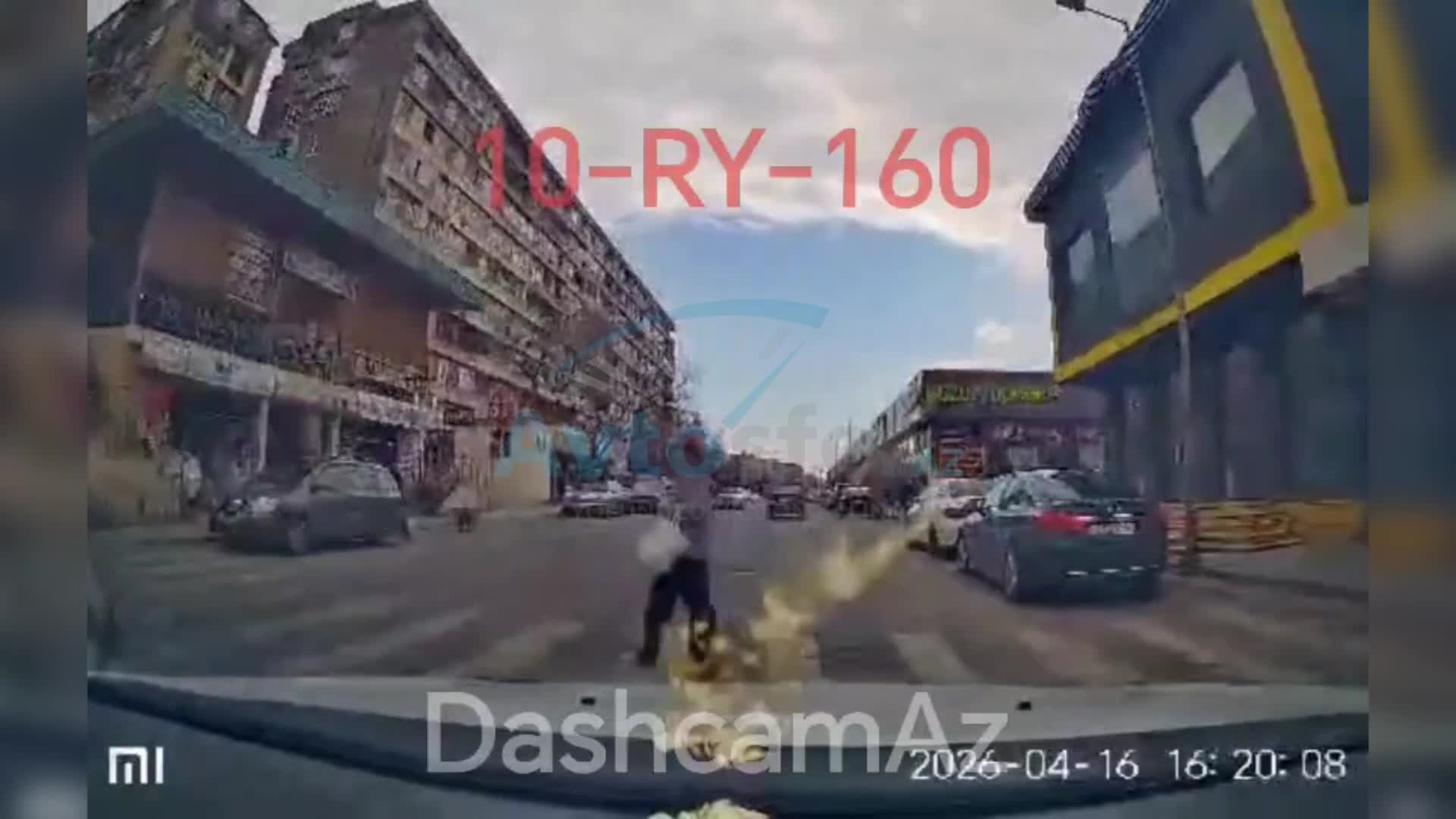 Təhlükə saçan sürücü gənc qızı az qala vururdu