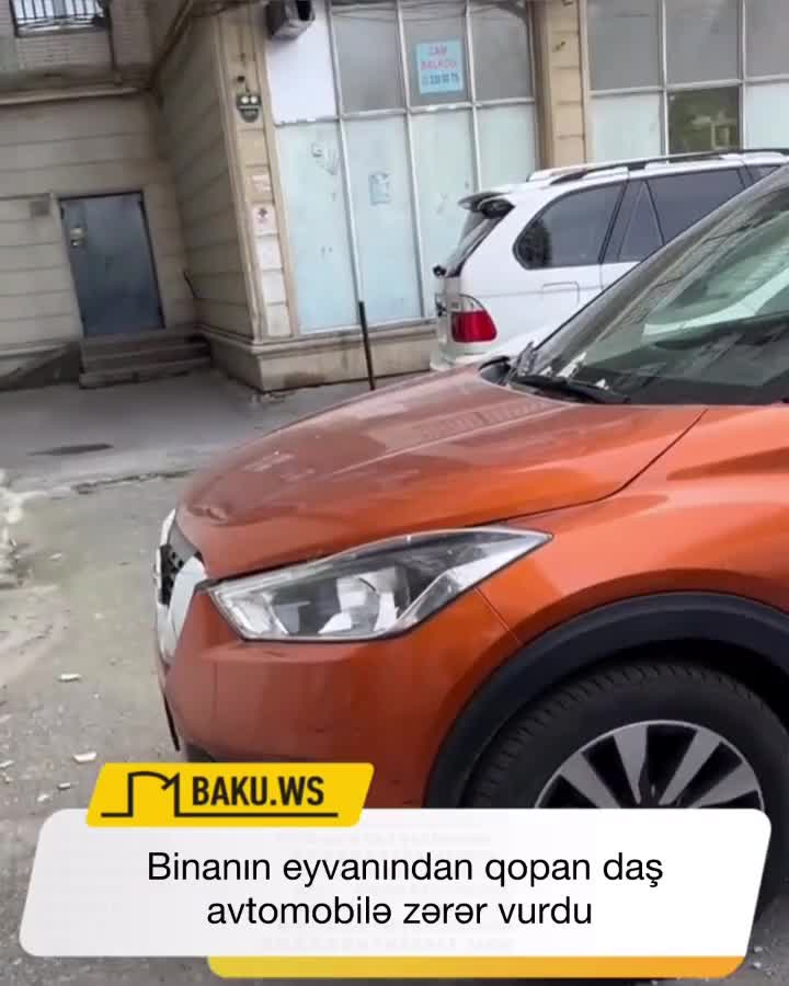 Binanın eyvanından qopan daş avtomobilə zərər vudu