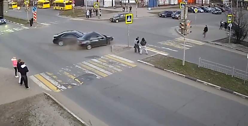 Qırmızıdan keçən sürücü qəza törətdi; 