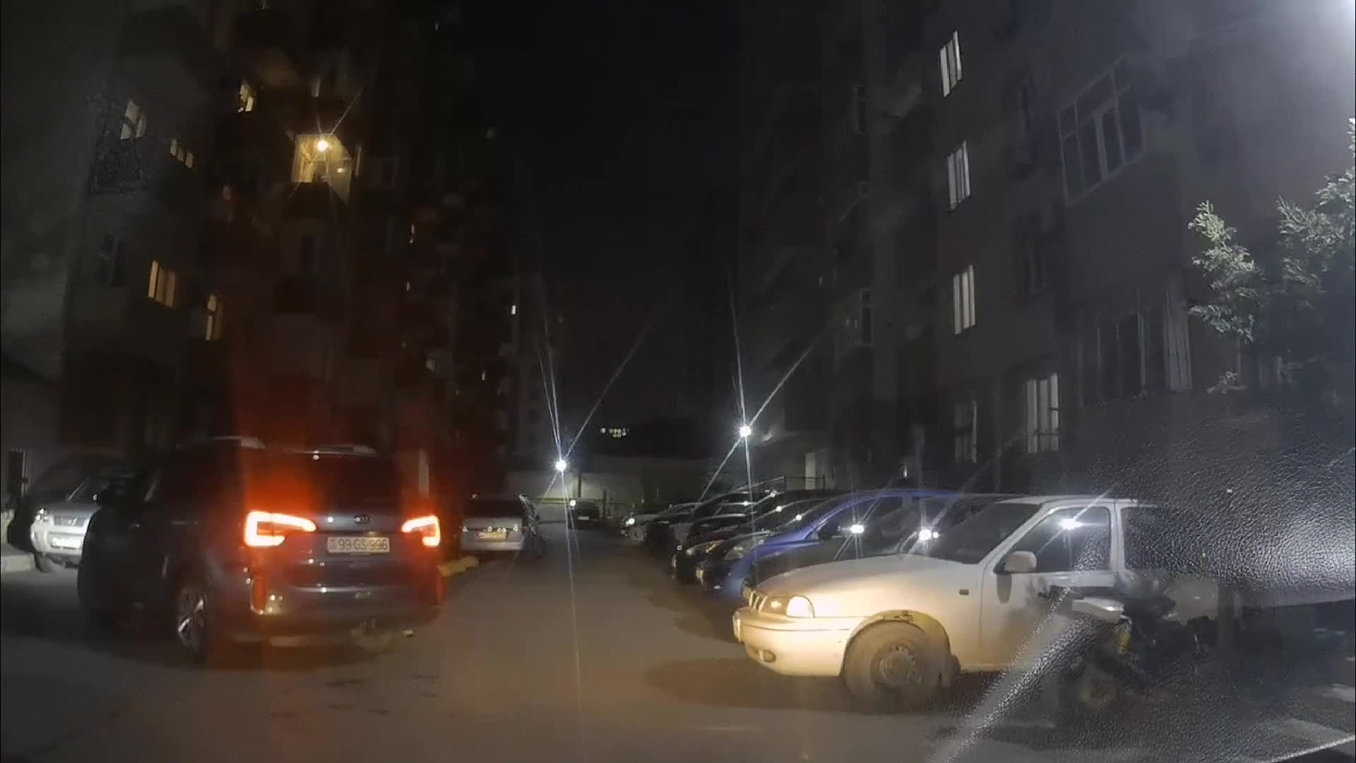 Sürücü sərnişinləri düşürmək üçün yolu kəsdi