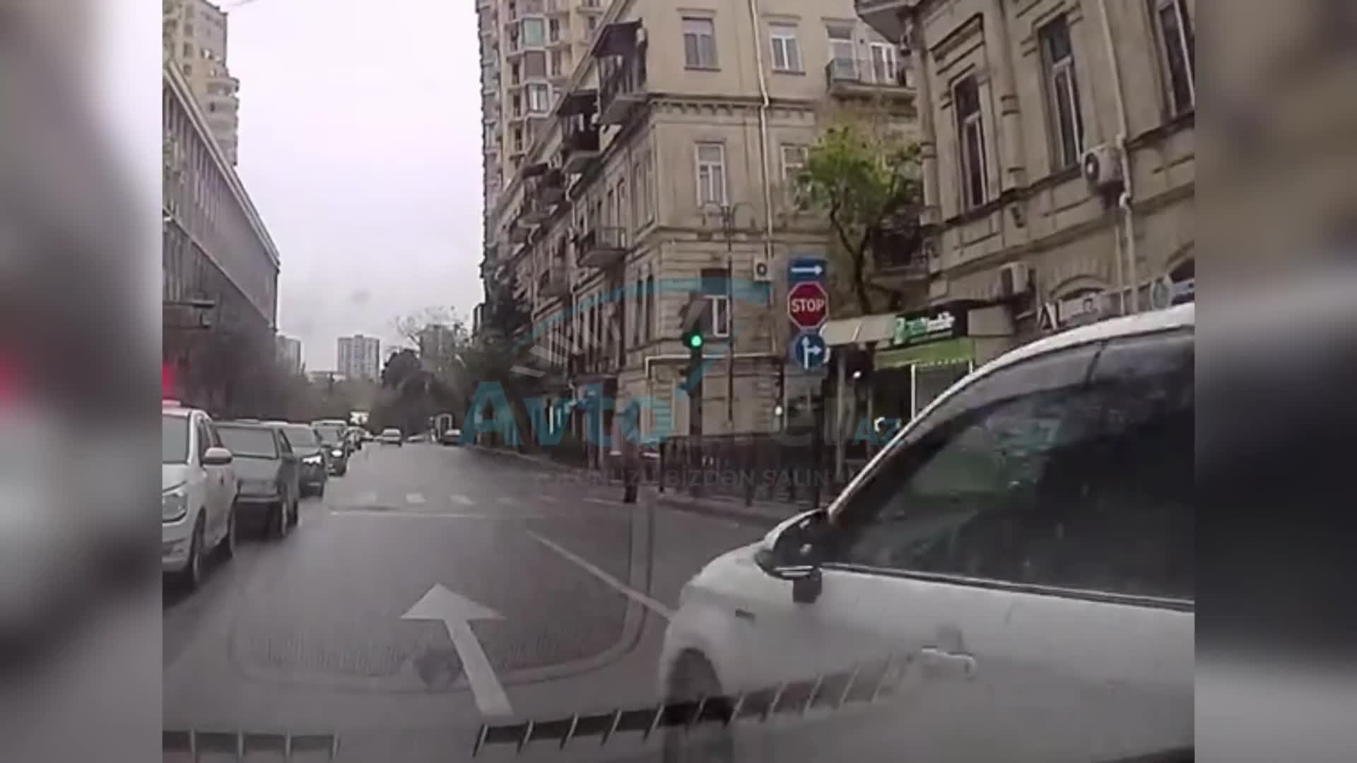 Təhlükəli manevr edən sürücü az qala qəza törədəcəkdi 