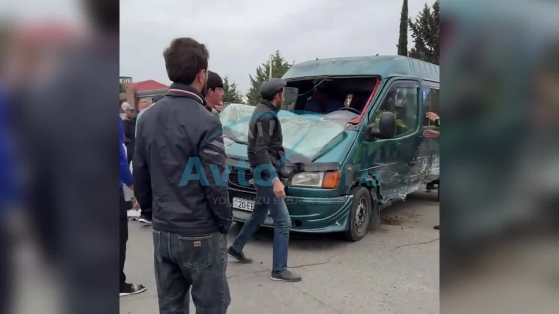 Şəmkirdə qəza: “Mercedes”lə toqquşan yük maşını aşdı