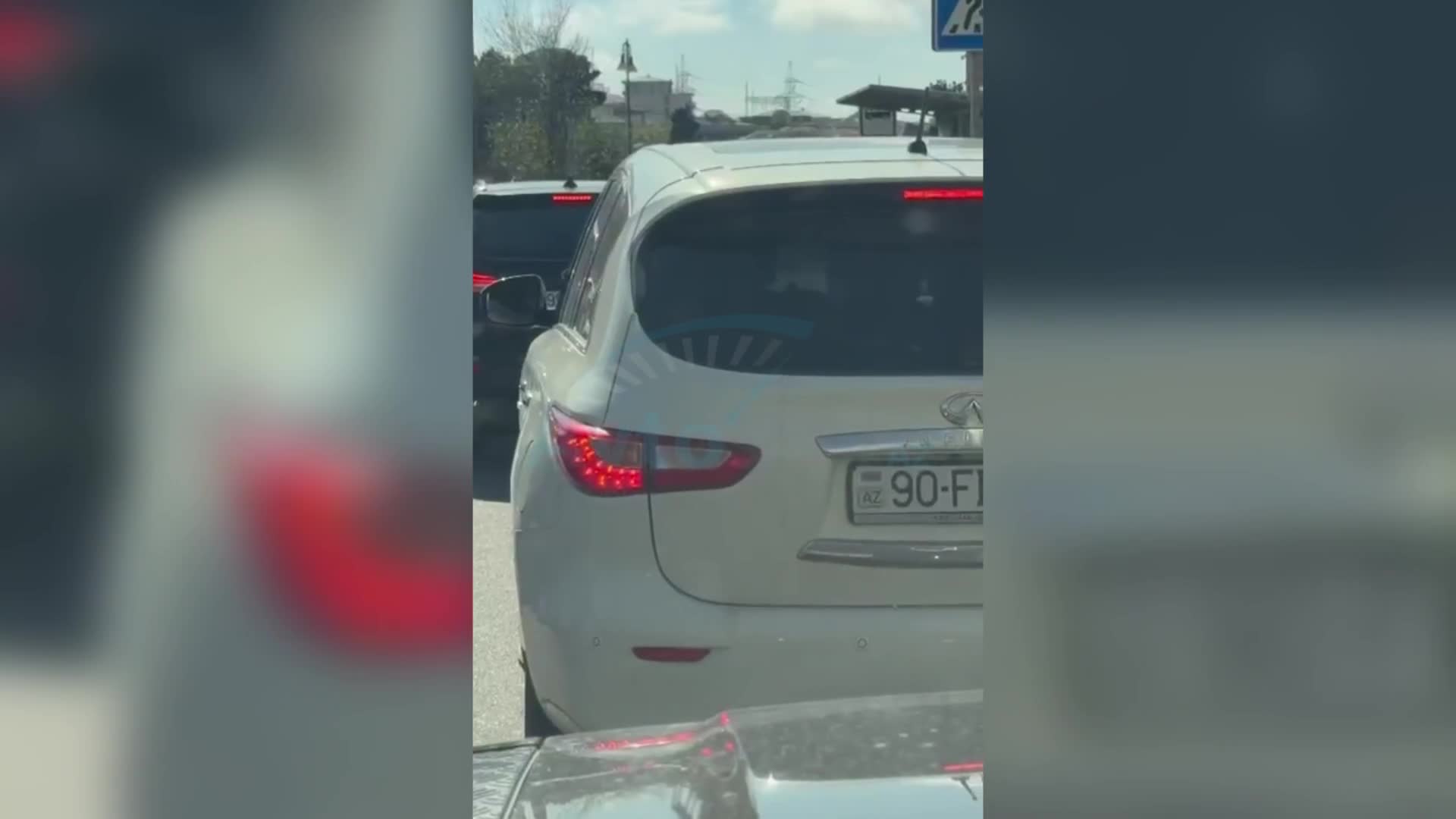 Sürücü siqaret kötüyünü yola atdı