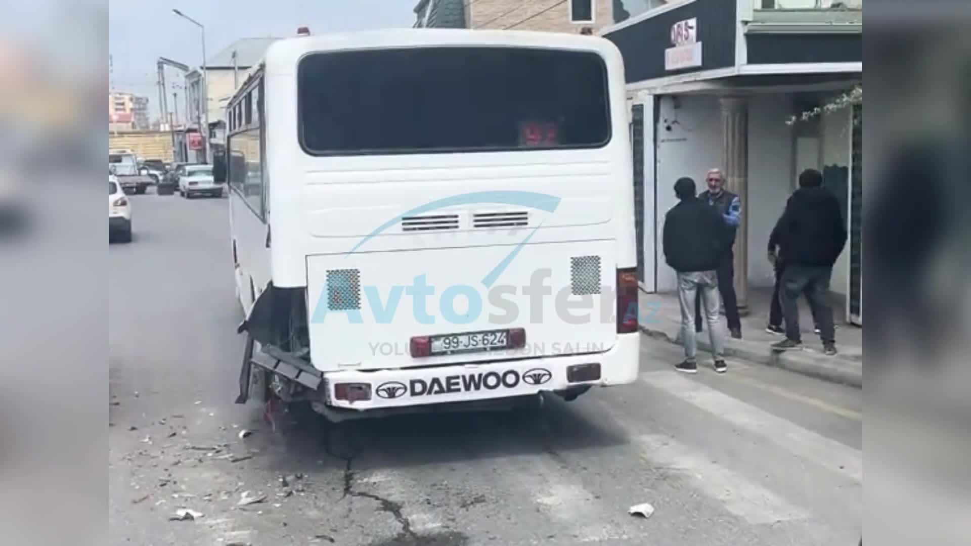 Biləcəridə “Prius” avtobusa çırpıldı