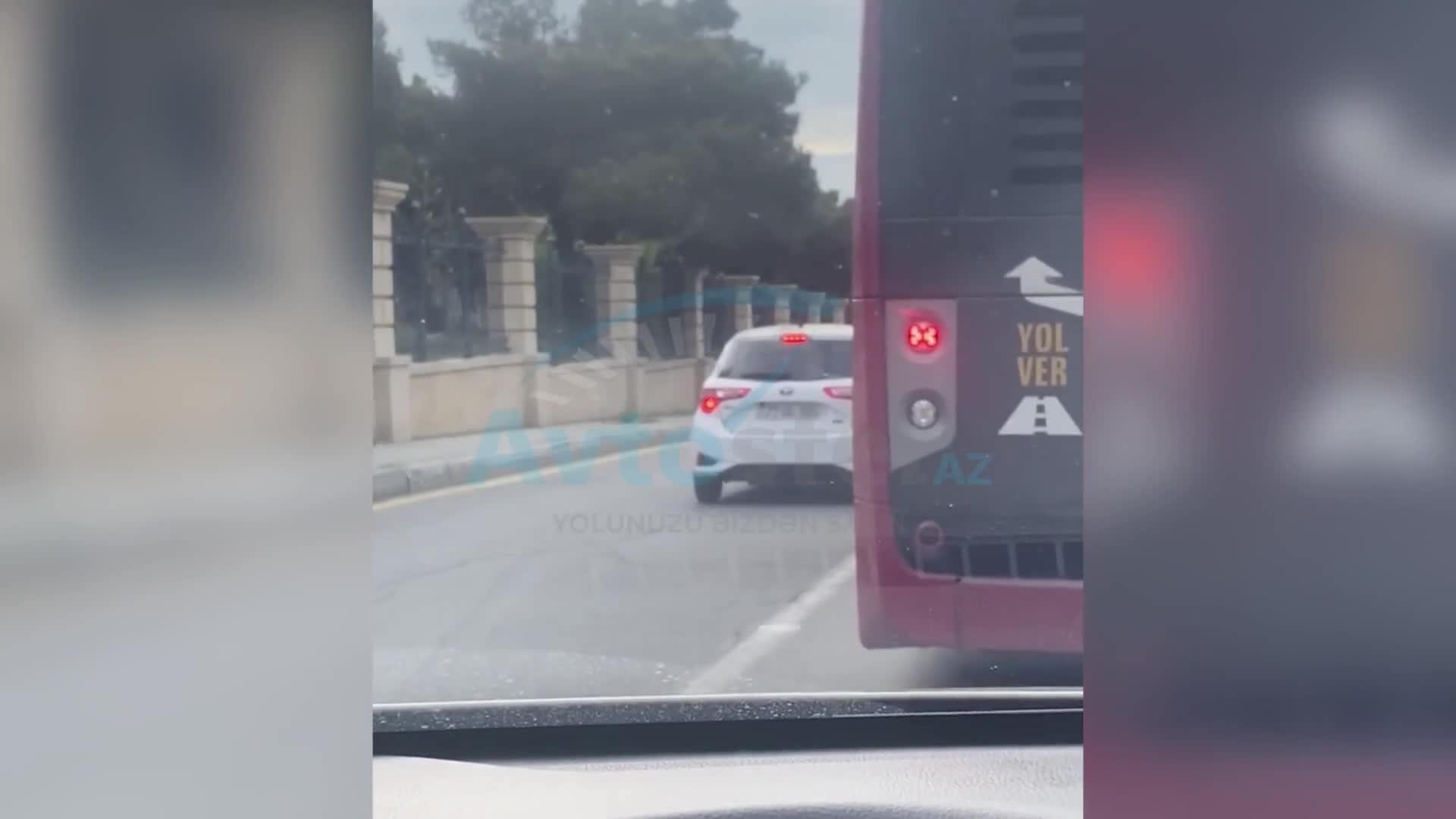 Sürücü kameranı görüb hərəkətini dayandırdı