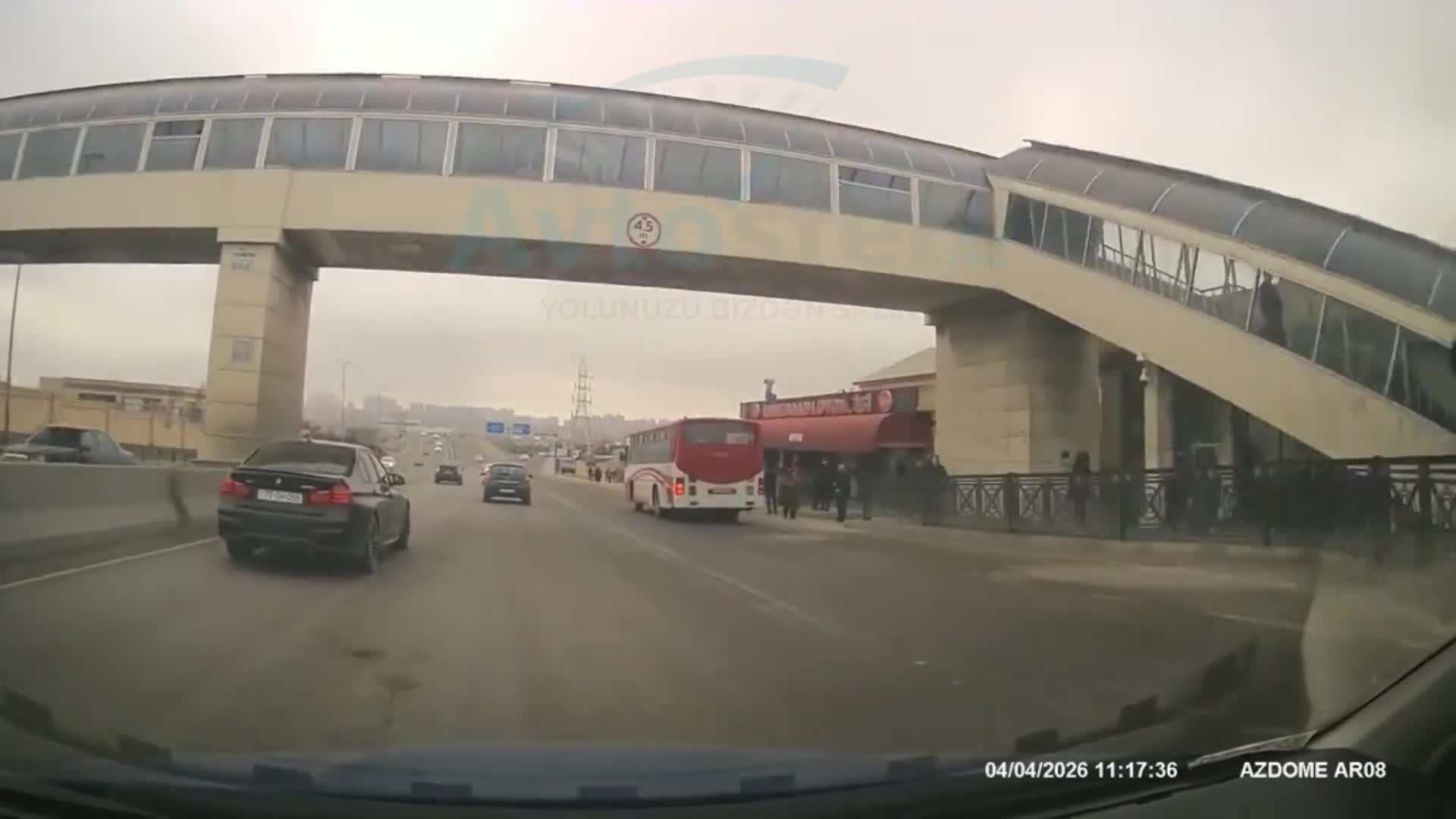 Son anda zolaq dəyişən sürücü qəza şəraiti yaratdı