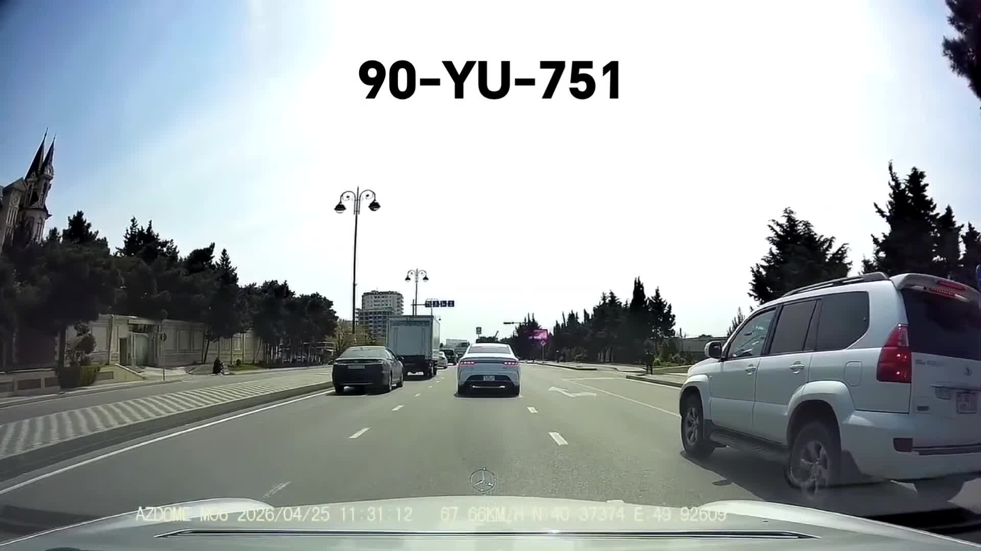 Xəttin üzəri ilə hərəkət edən sürücü təhlükə yaradıb bəhanə etdi