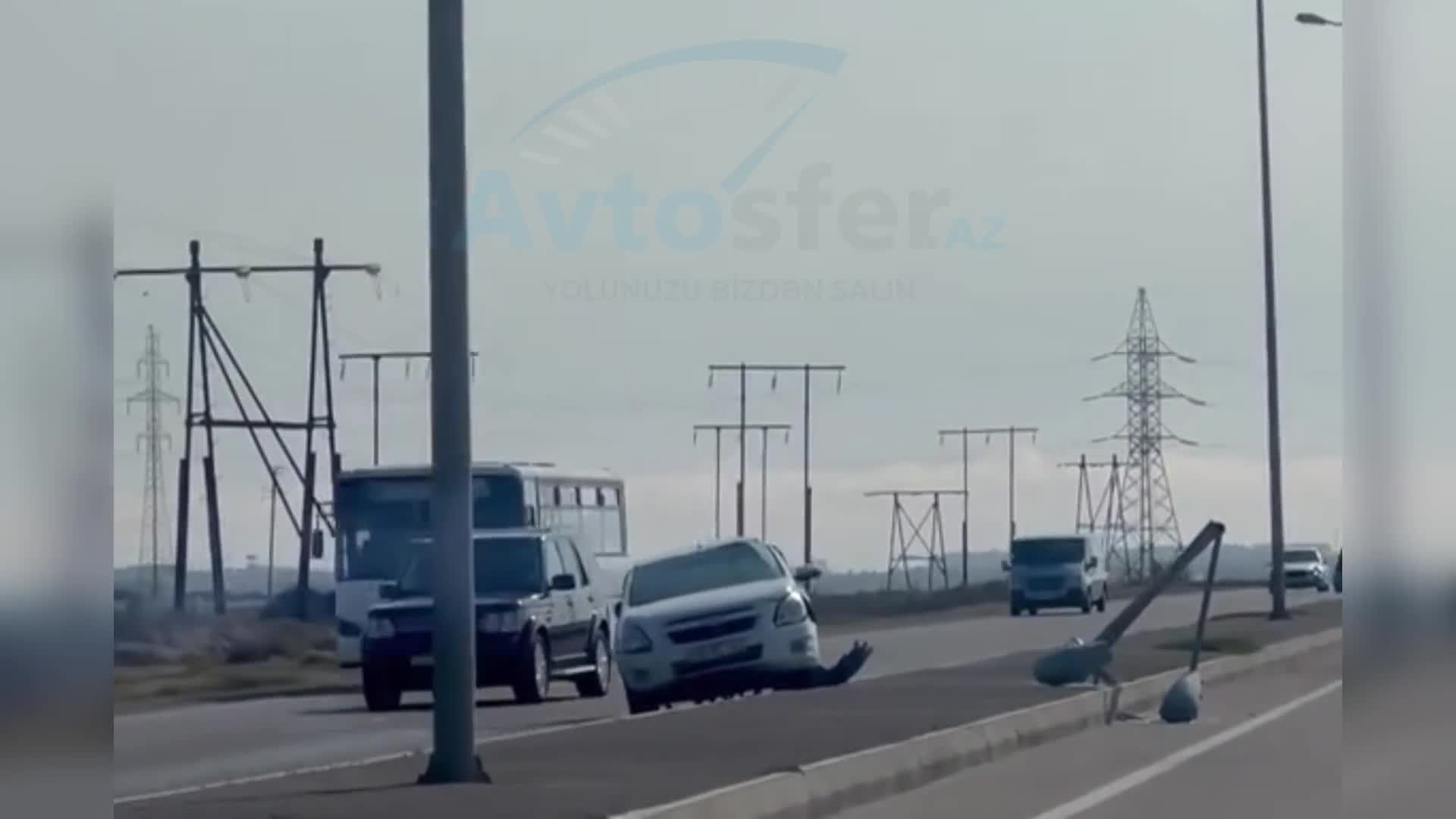 Bakıda “Chevrolet” işıq dirəyinə çırpıldı, sürücüsü yaralandı