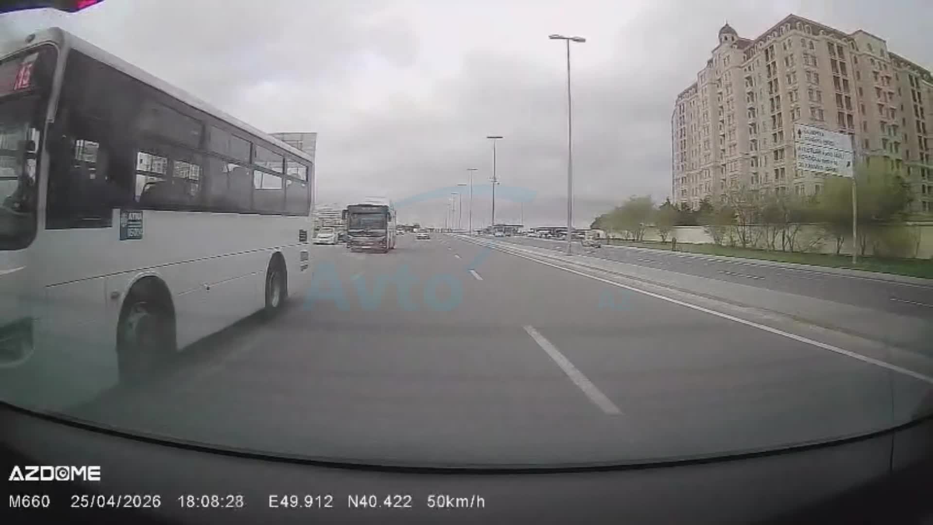 Sürücü sükan arxasında mobil telefondan əl çəkmədi