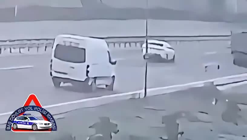 Yuxulu sürücü maşını yük avtomobilinə çırpdı