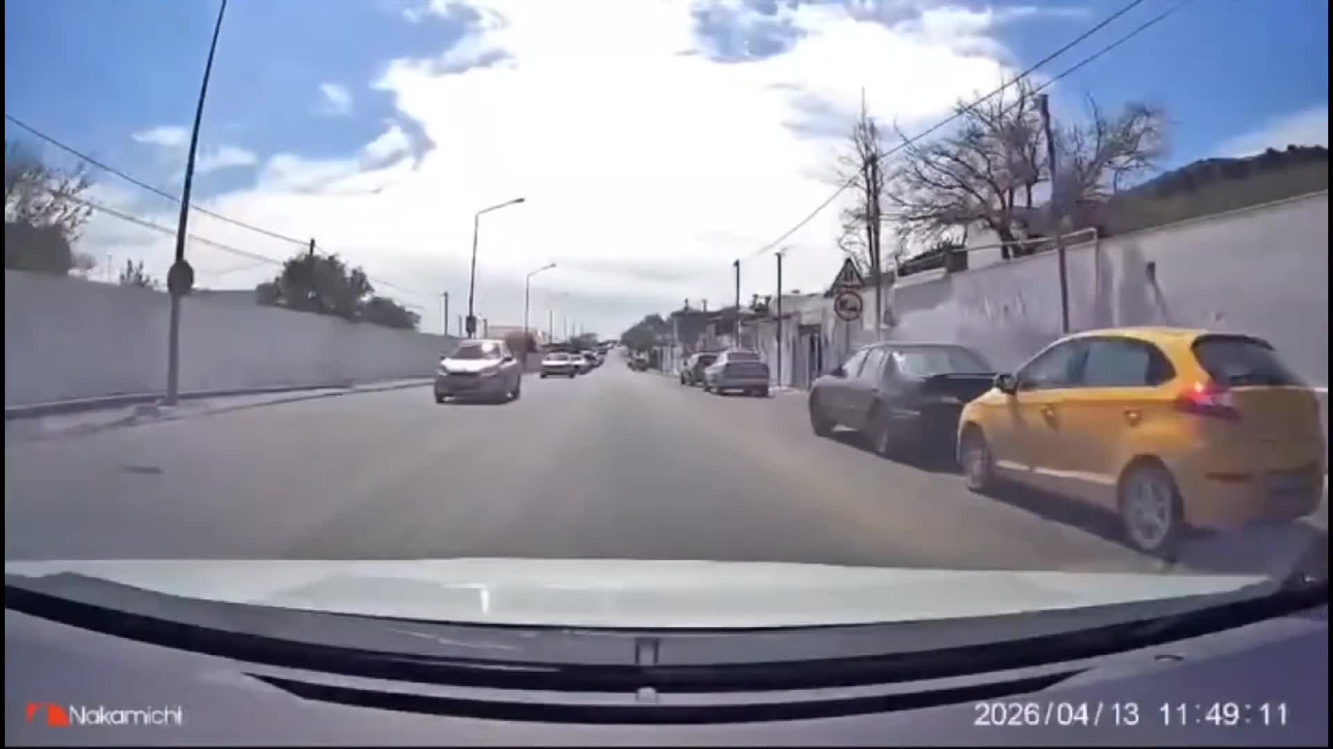 Əks yola çıxan sürücü maşınların üzərinə sürdü