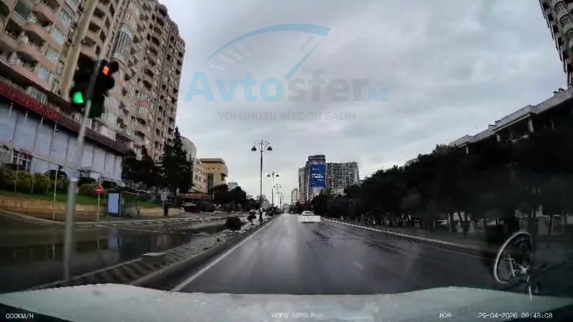 İşıqforu saymayan piyada sürücüləri çətin vəziyyətə qoydu