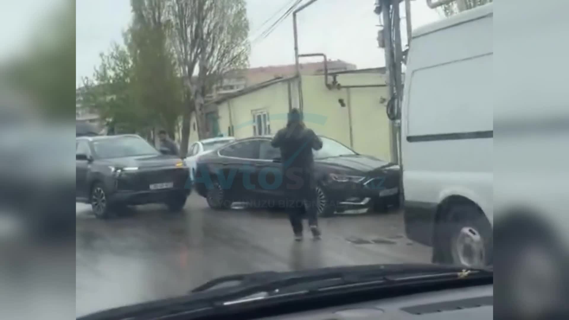 Hövsanda “Changan”la toqquşan “Ford” daha sonra dirəyə çırpıldı