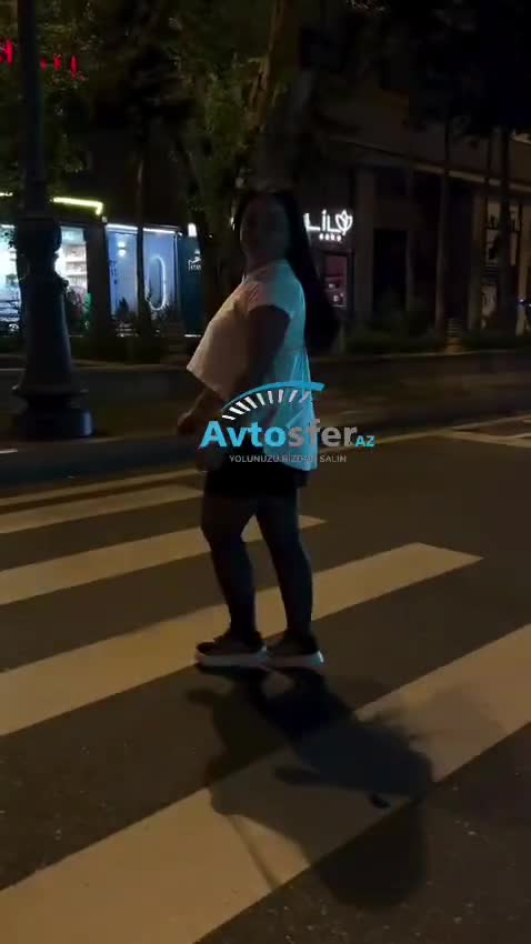 Bloger prospektdəki piyada keçidini podiuma çevirdi