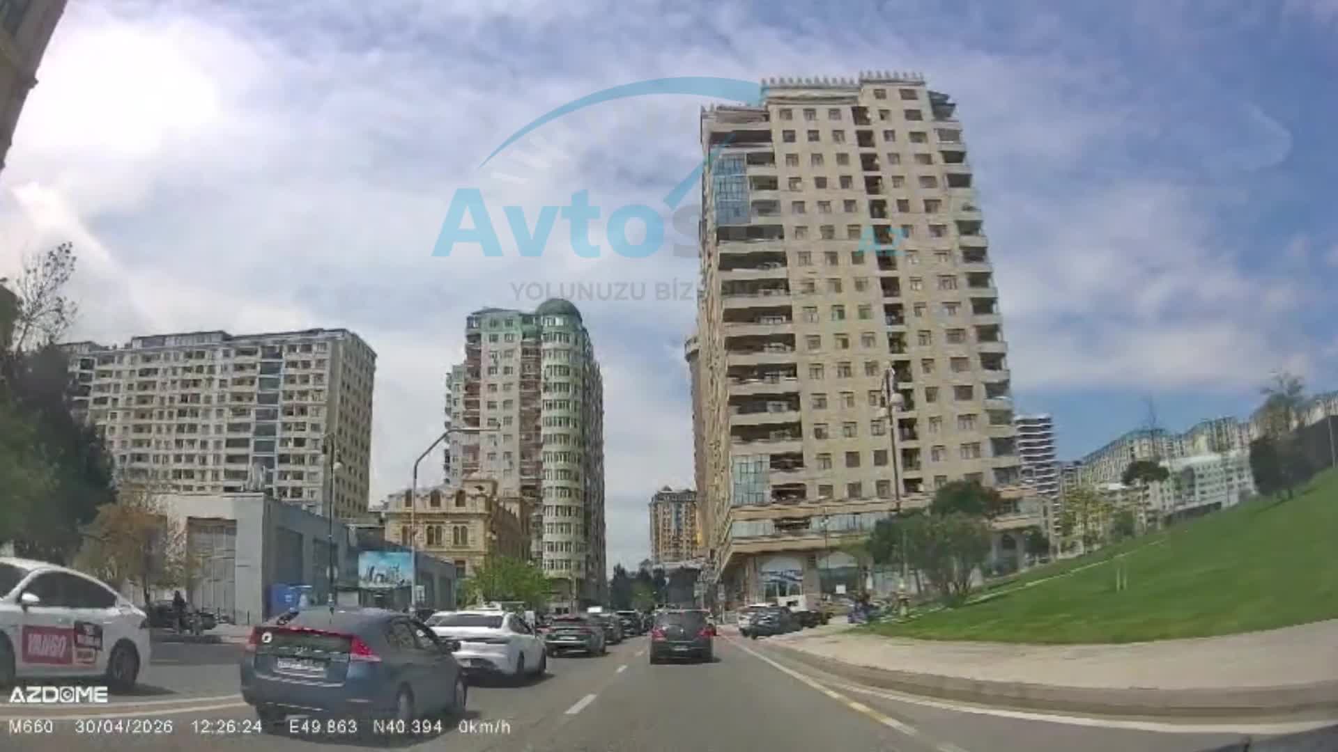 Avtobus dayanacağına girib qəfil zolağa qayıdan sürücü 