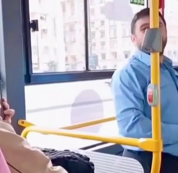 Avtobusda evlilik təklifi etdi 