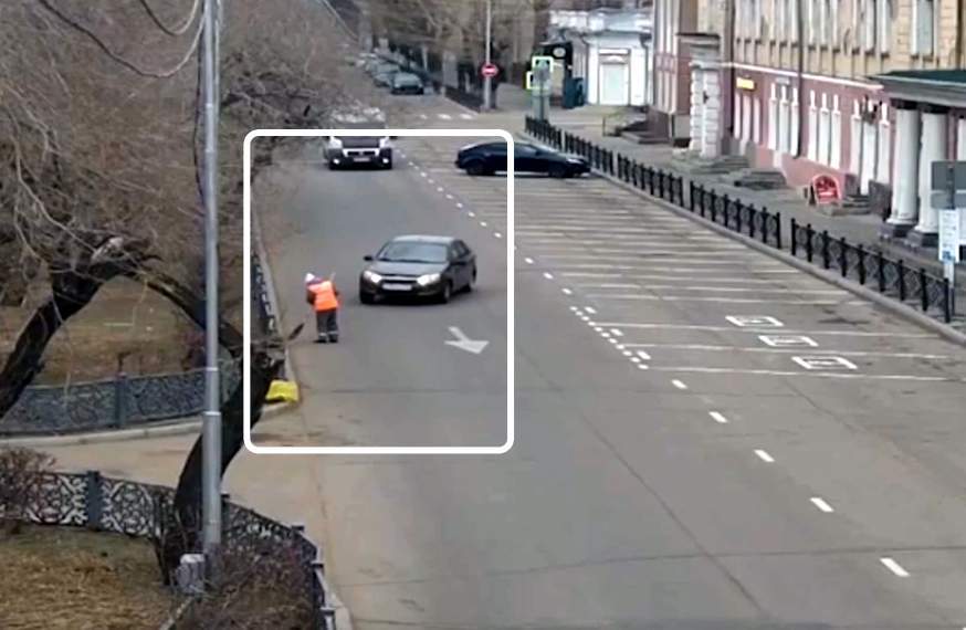“Lada” sürücüsü qəfil manevr edərək süpürgəçini vurdu